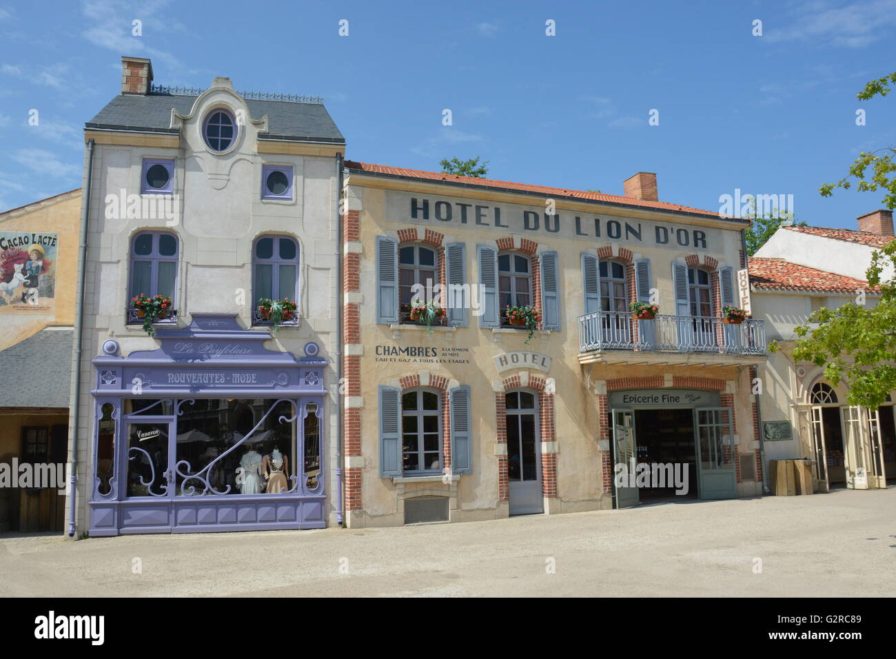 19. Jahrhundert Dorfhotel und Shop an der Puy Du Fou, Vendee, Frankreich Stockfoto