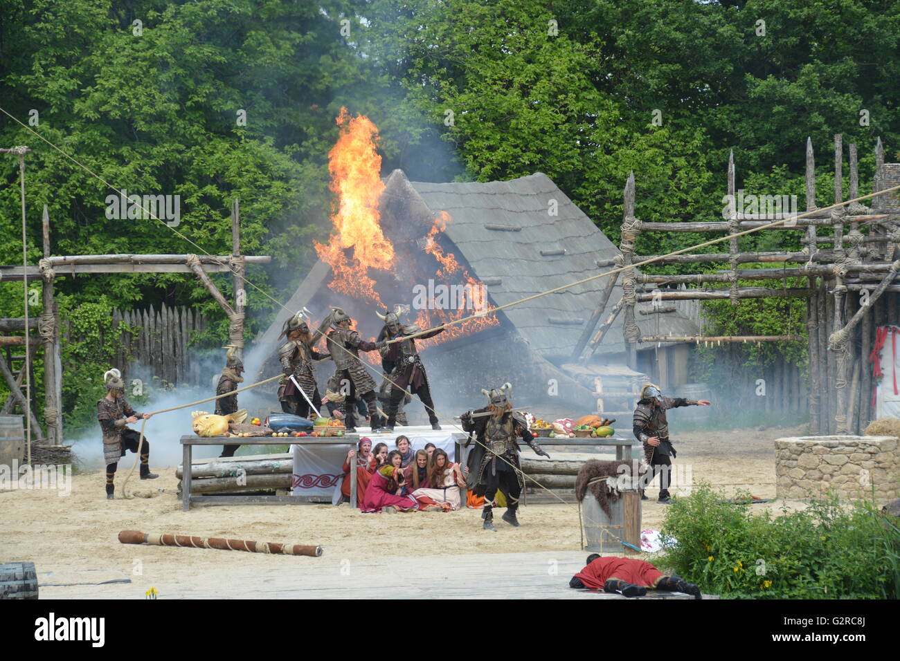 Action-Sequenz auf der Viking Show im Themenpark der Puy Du Fou.  Wikinger setzen Licht in ein Dorf. Stockfoto