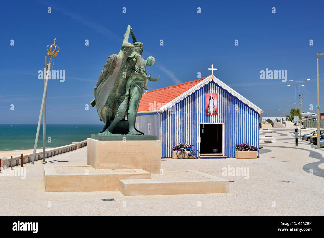 Portugal: Kleine Fischereistadt Kapelle unserer lieben Frau von Konzeption und Denkmal "O Pescador' in Praia de Mira Stockfoto