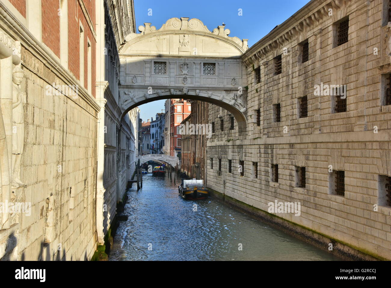 Seufzbrücke, die das Neue Gefängnis (Prigioni Nuove) mit den Verhörräumen des Dogenpalastes in Venedig, Italien, verbindet Stockfoto