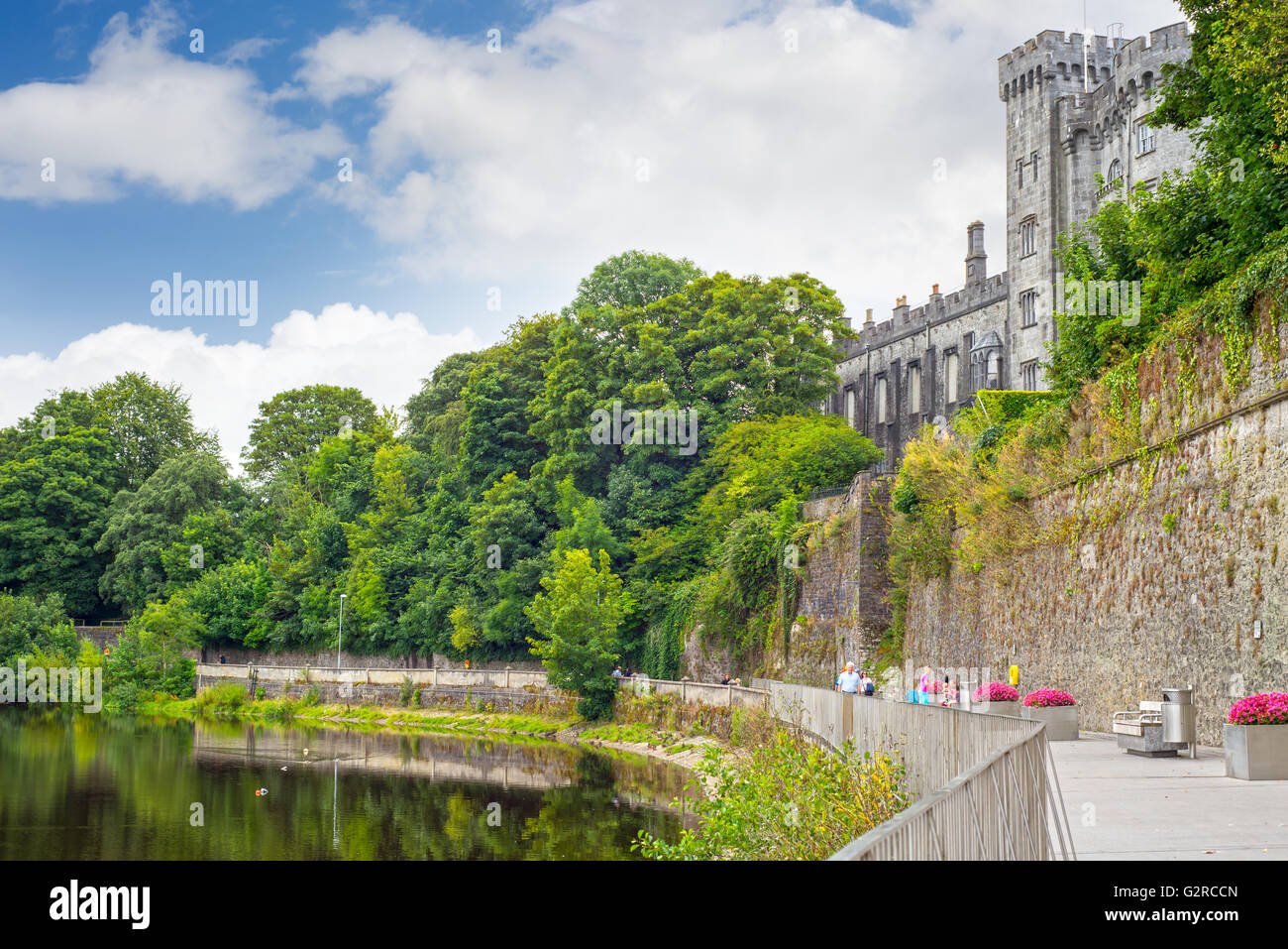 Uferpromenade neben dem Schloss Kilkenny in Irland Stockfoto