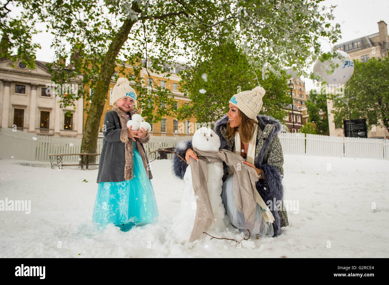 NUR zur redaktionellen Nutzung Michelle Heaton und ihre Tochter glauben bauen ein Schneemann im Londoner Cavendish Square, Disney On Ice zu feiern präsentiert Frozen kommend in das Vereinigte Königreich. Stockfoto