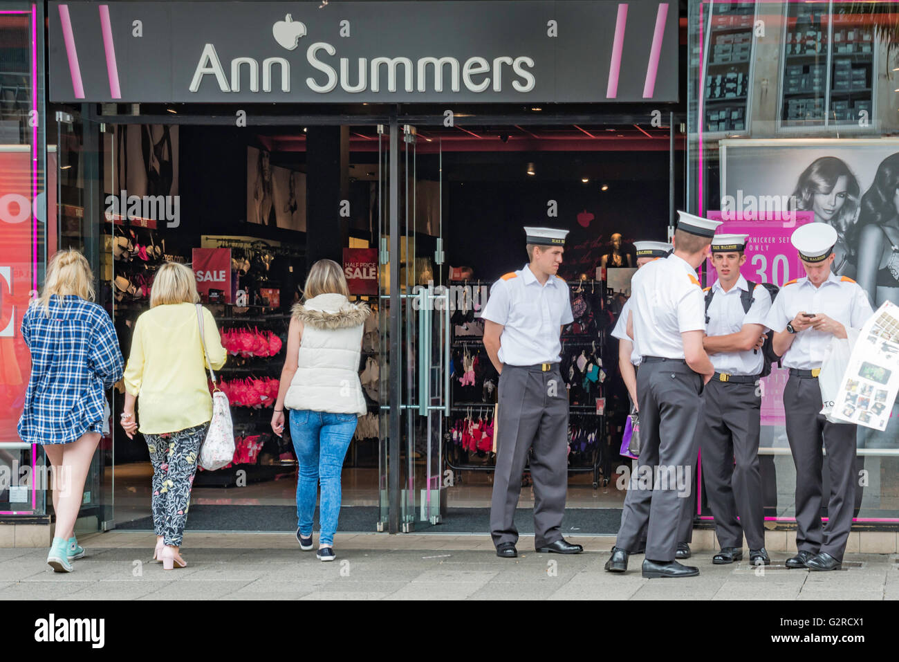 Königliche Marine jüngstere Söhne warten außerhalb Ann Summers. Stockfoto