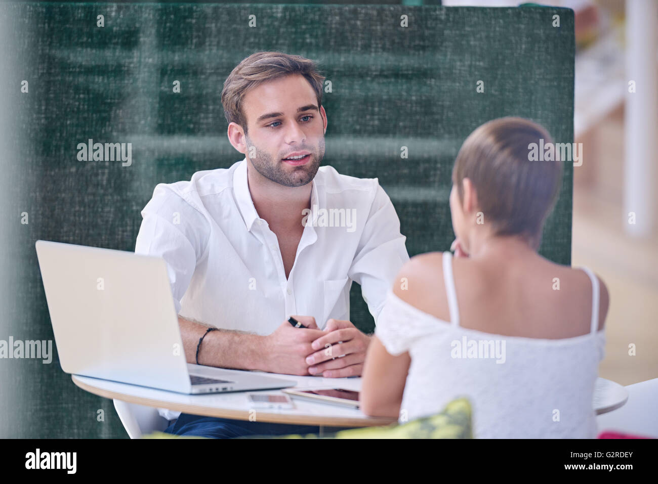 Mentoring zwischen männlichen Mentor sachkundig und hellen Studentin Stockfoto