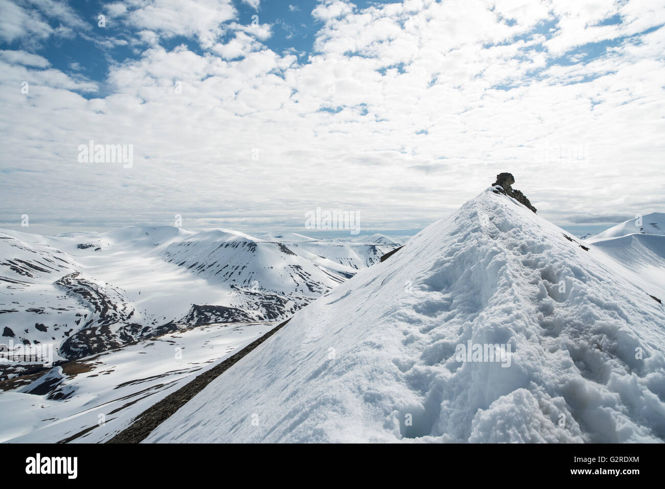 Arktische Landschaft bei Trollsteinen im Sommer führen Schritte im Schnee zum Gipfel. Longyearbyen, Spitzbergen, Svalbard, Norwegen Stockfoto