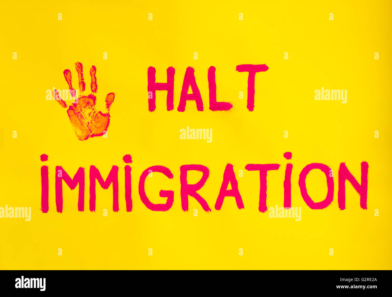 der Abdruck einer Hand gehalten zusammen mit den Worten stoppen Einwanderung repräsentieren den Willen, die Einwanderung zu stoppen Stockfoto