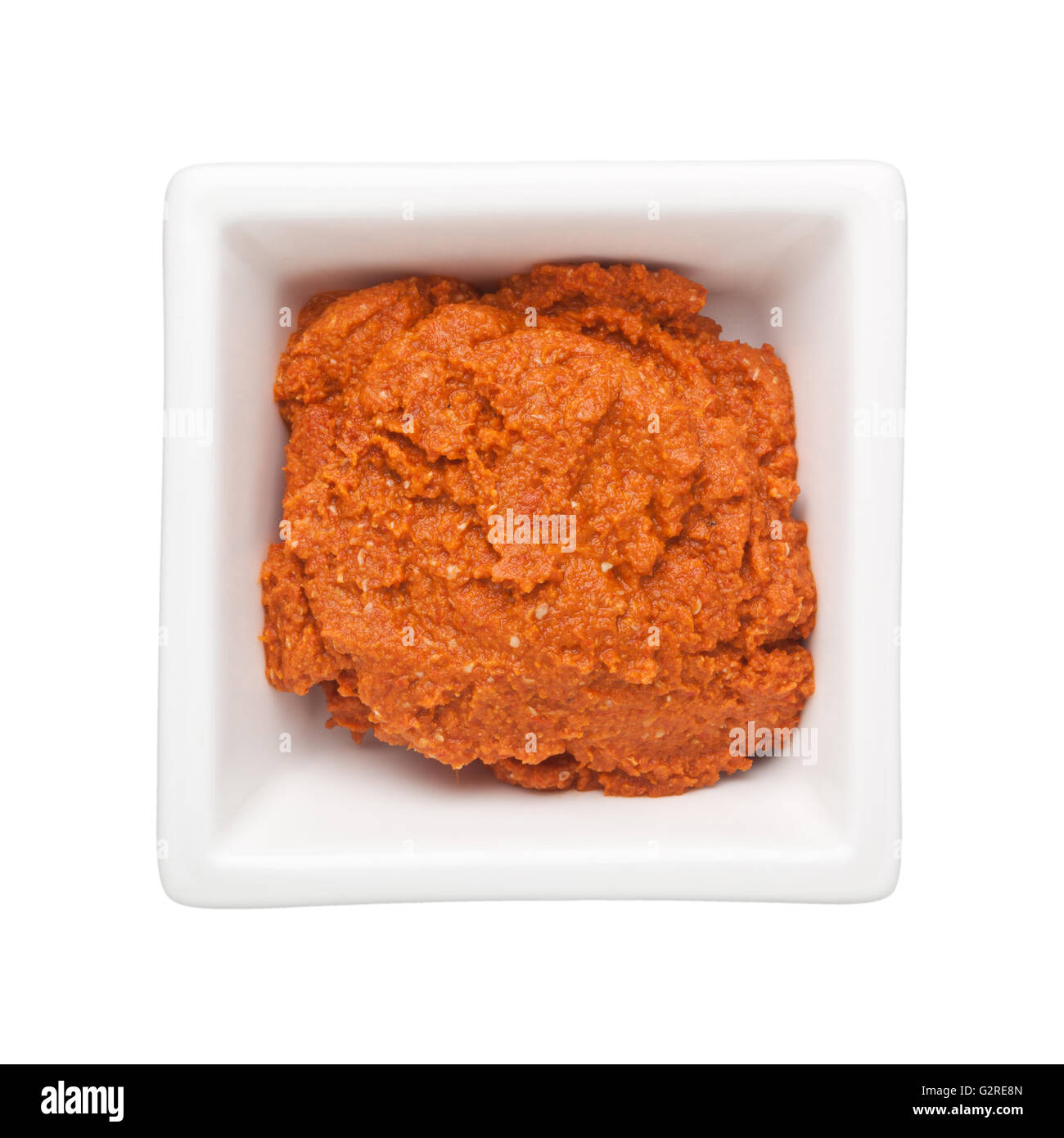 Chili-Paste in eine quadratische Schale isoliert auf weißem Hintergrund Stockfoto