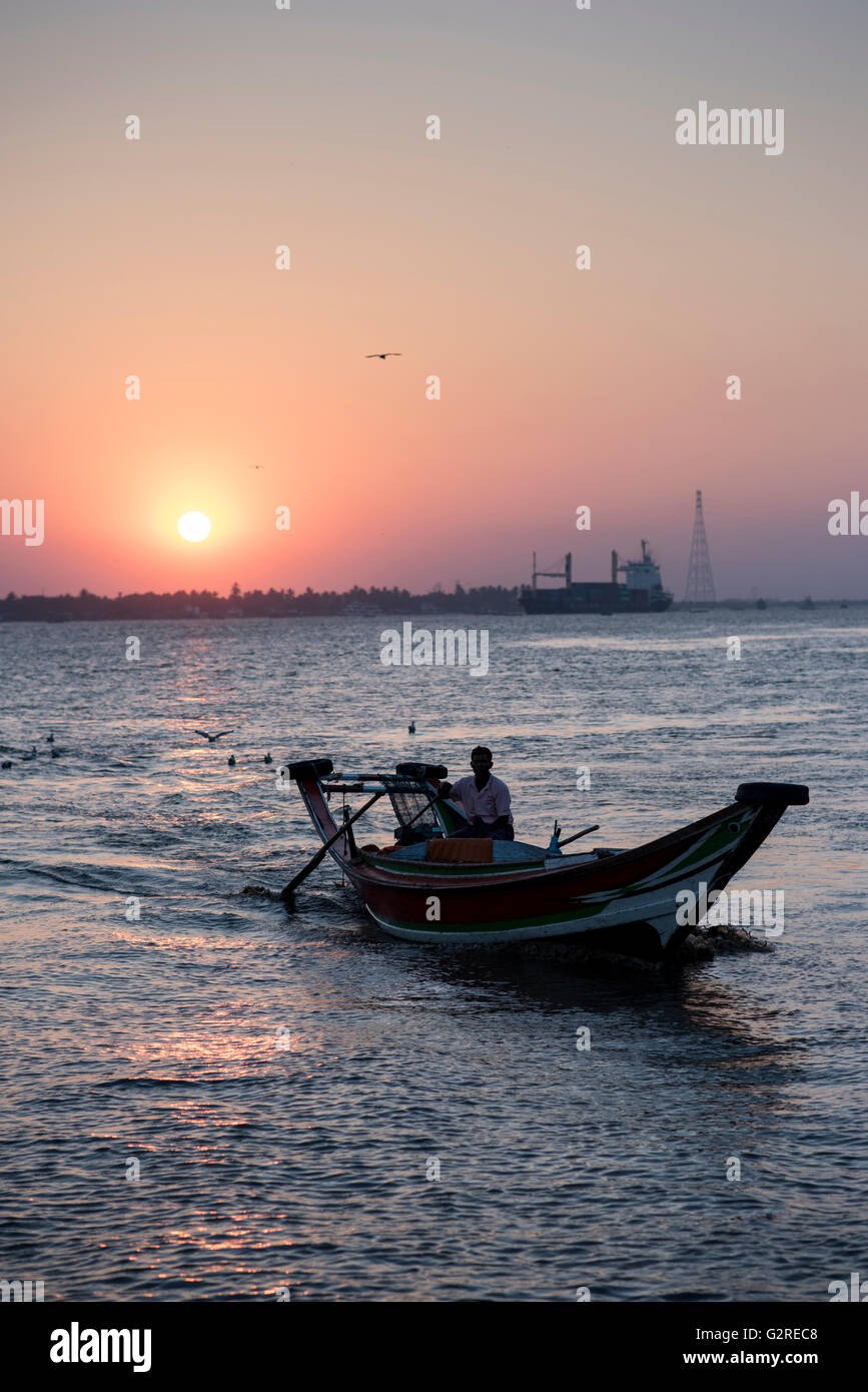 Ein langes Boot am Yangon Fluss bei Sonnenuntergang, Yangon, Myanmar. Stockfoto