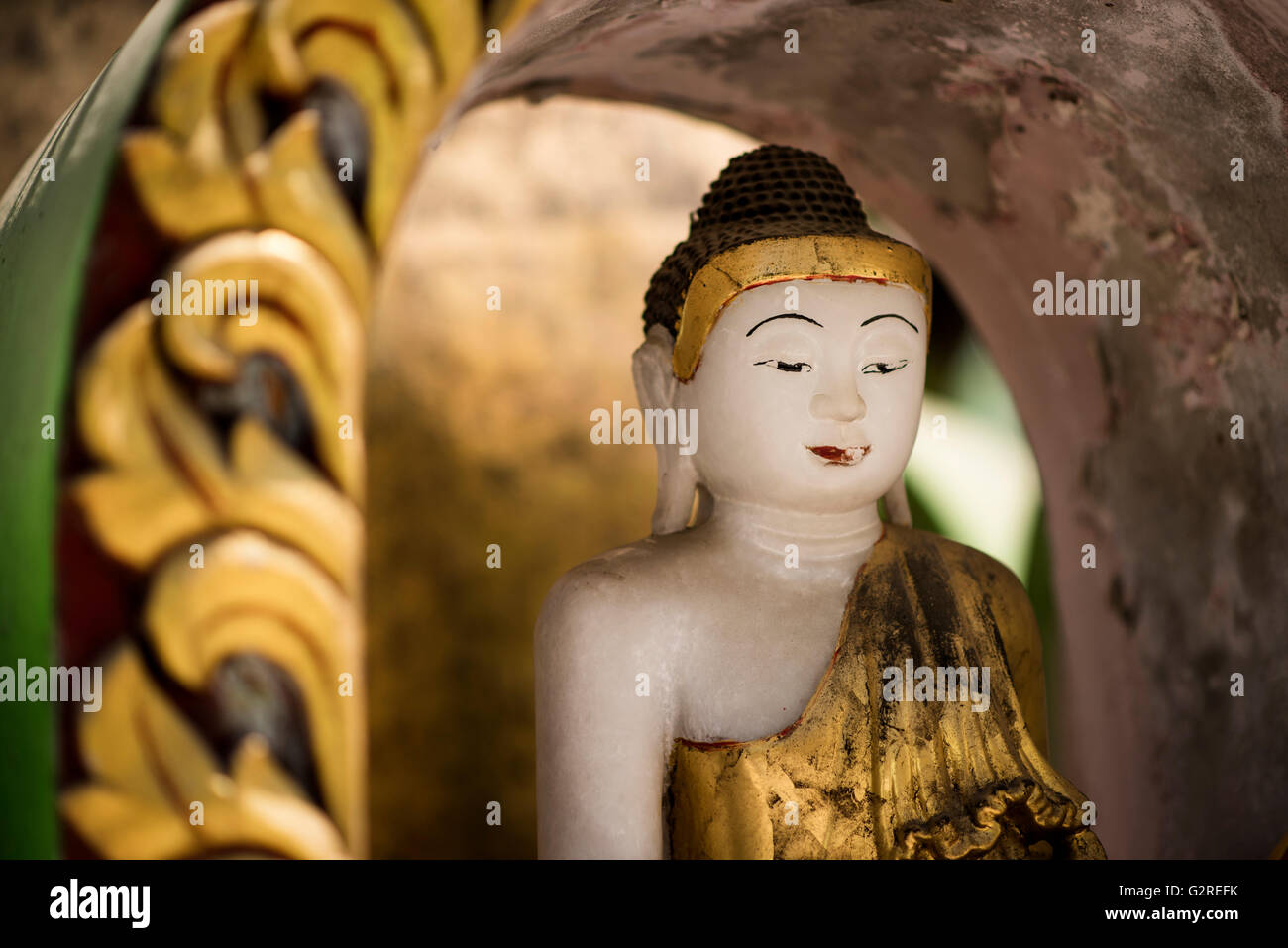 Bunte Buddha-Statue an der Shwe Sayan Pagode, Dala, Yangon, Myanmar. Stockfoto
