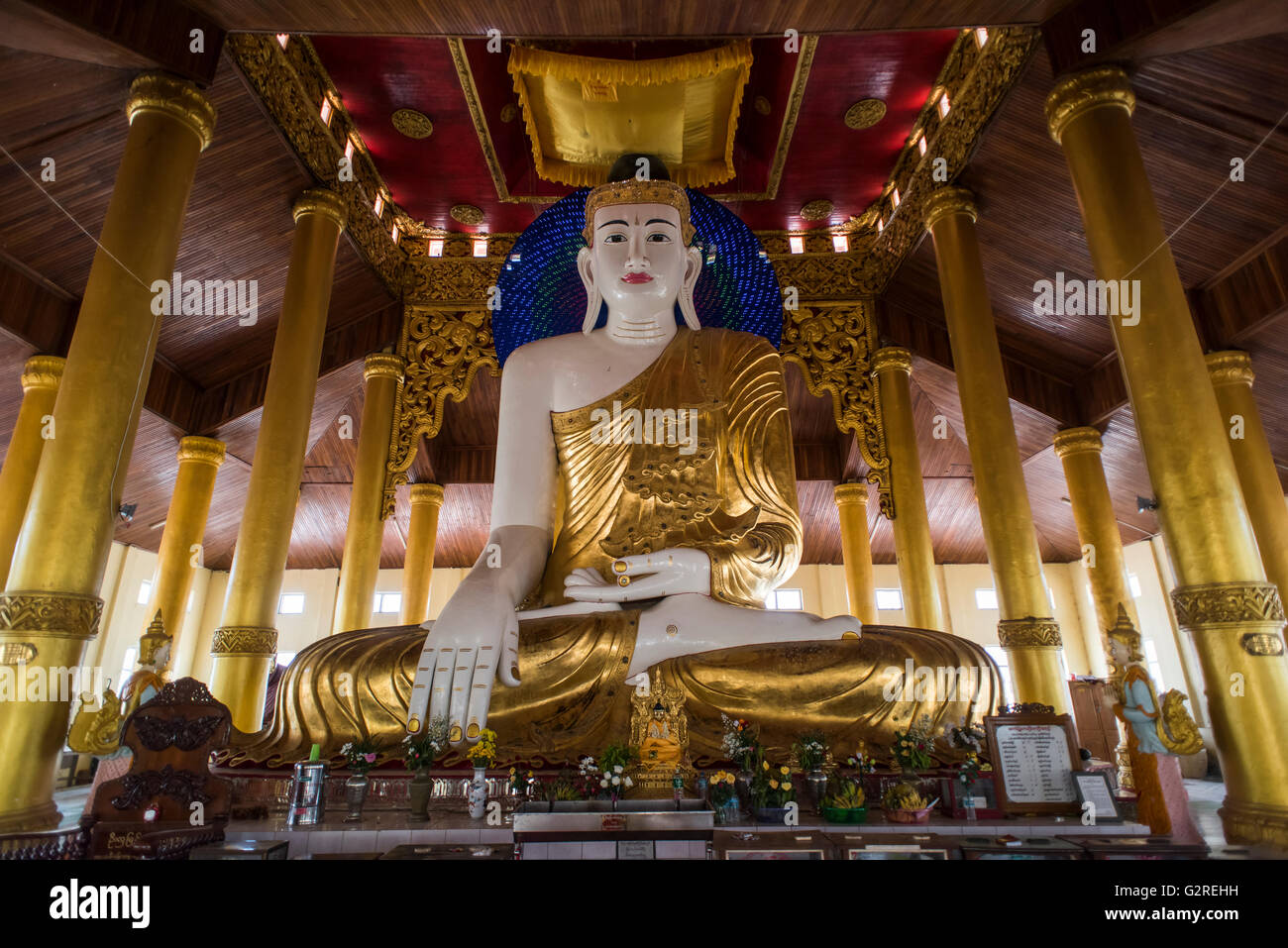 Buddha-Statue in Yaiza Thingyan Pagode, Dala, Yangon, Myanmar. Stockfoto