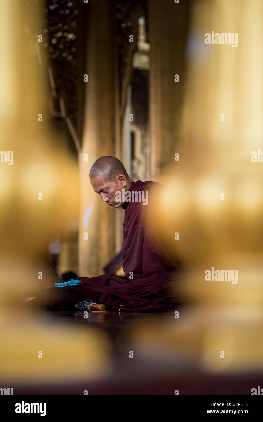 Buddhist monk meditating -Fotos und -Bildmaterial in hoher Auflösung ...