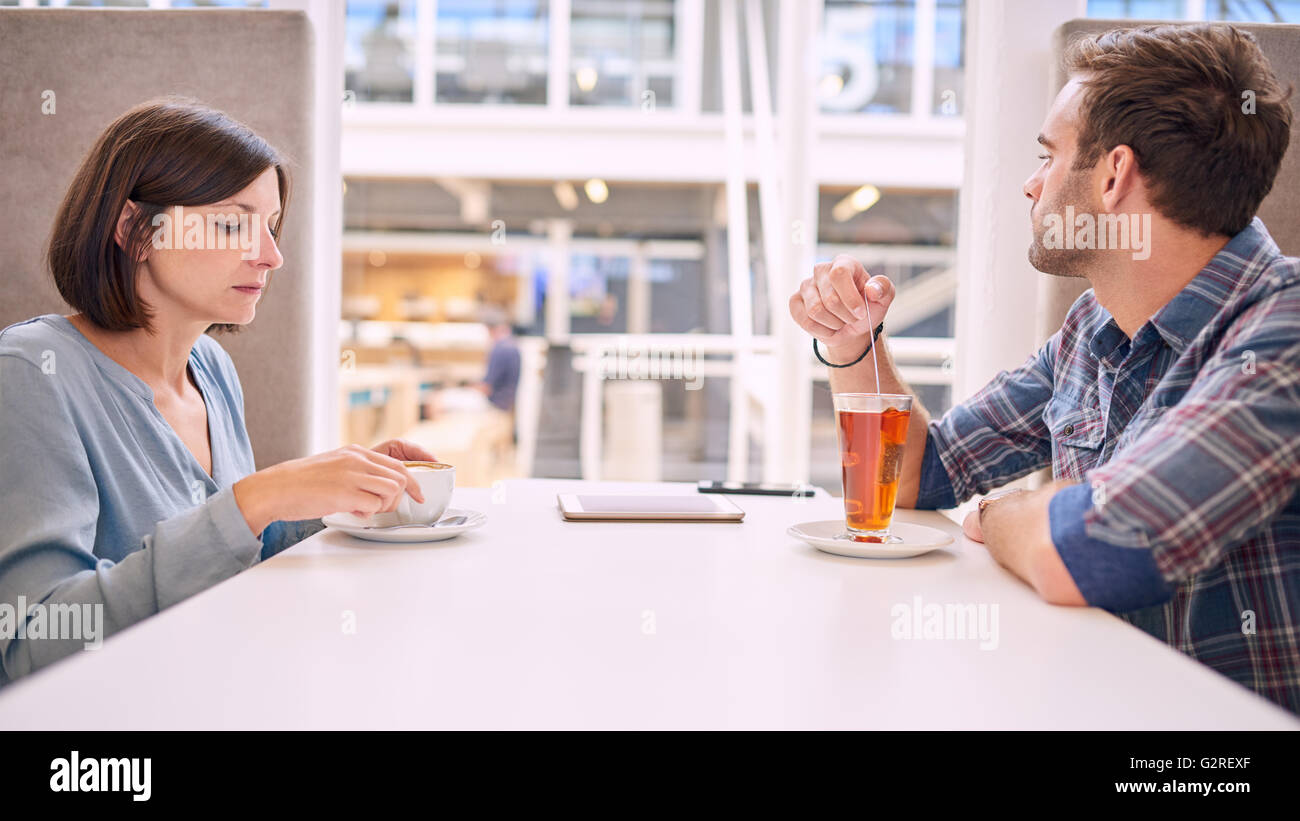 Heterosexuelles Paar zeigt kein Interesse zueinander Stockfoto