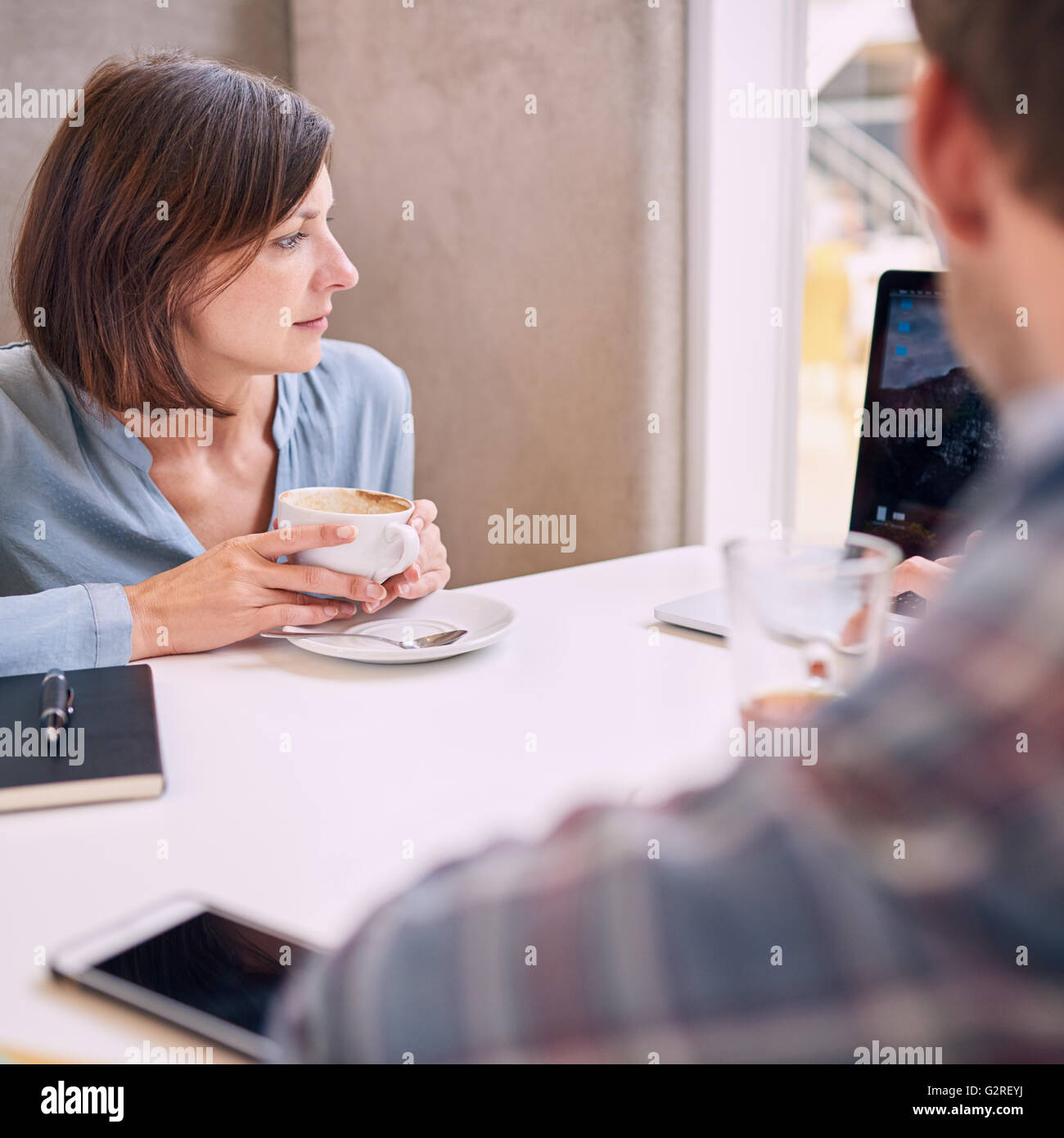 Engen Schuss von Frau betrachten Laptop über mans Schulter Stockfoto
