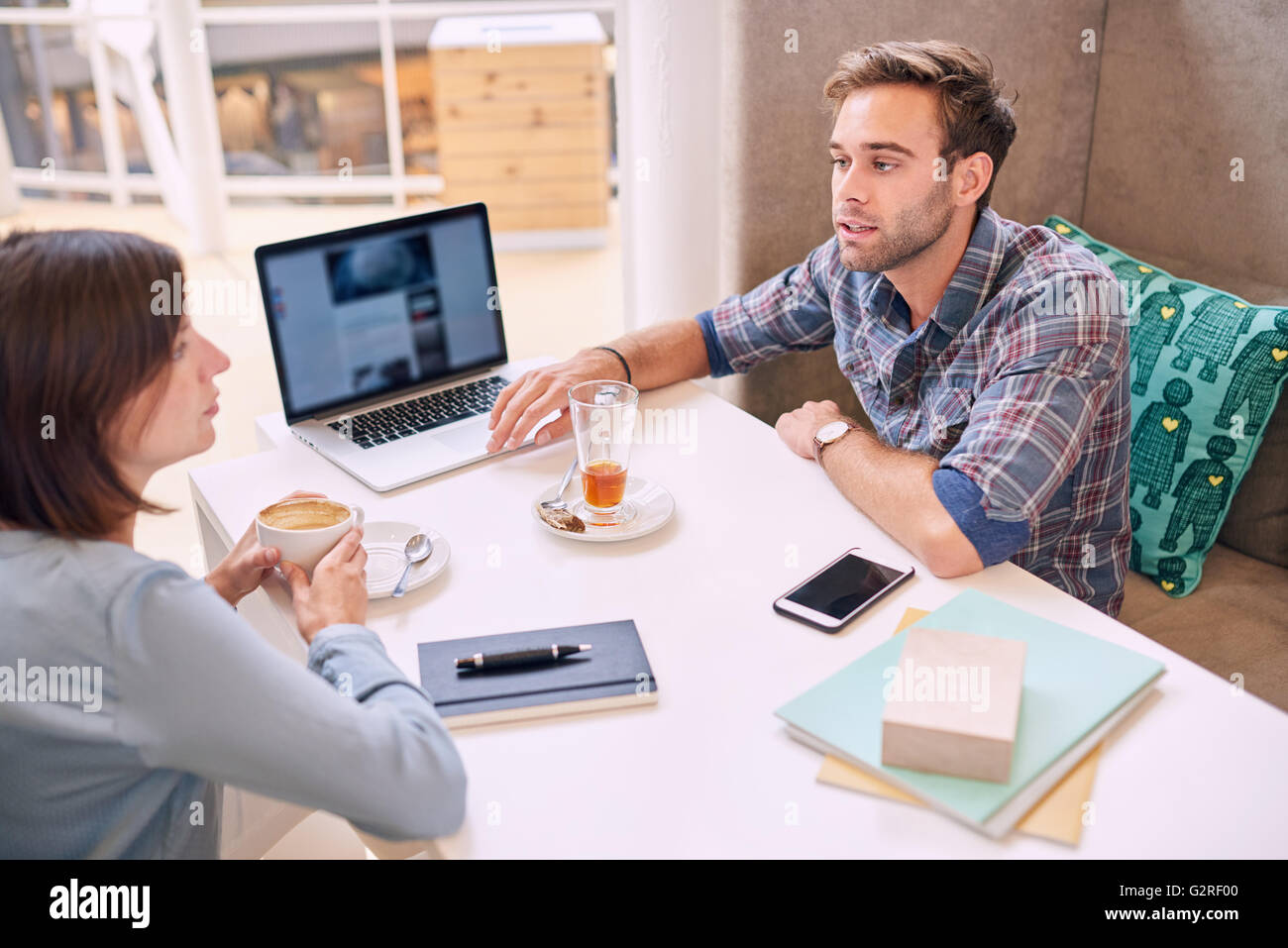 Mann und Frau, die Durchführung von ein Business-Meeting im örtlichen café Stockfoto