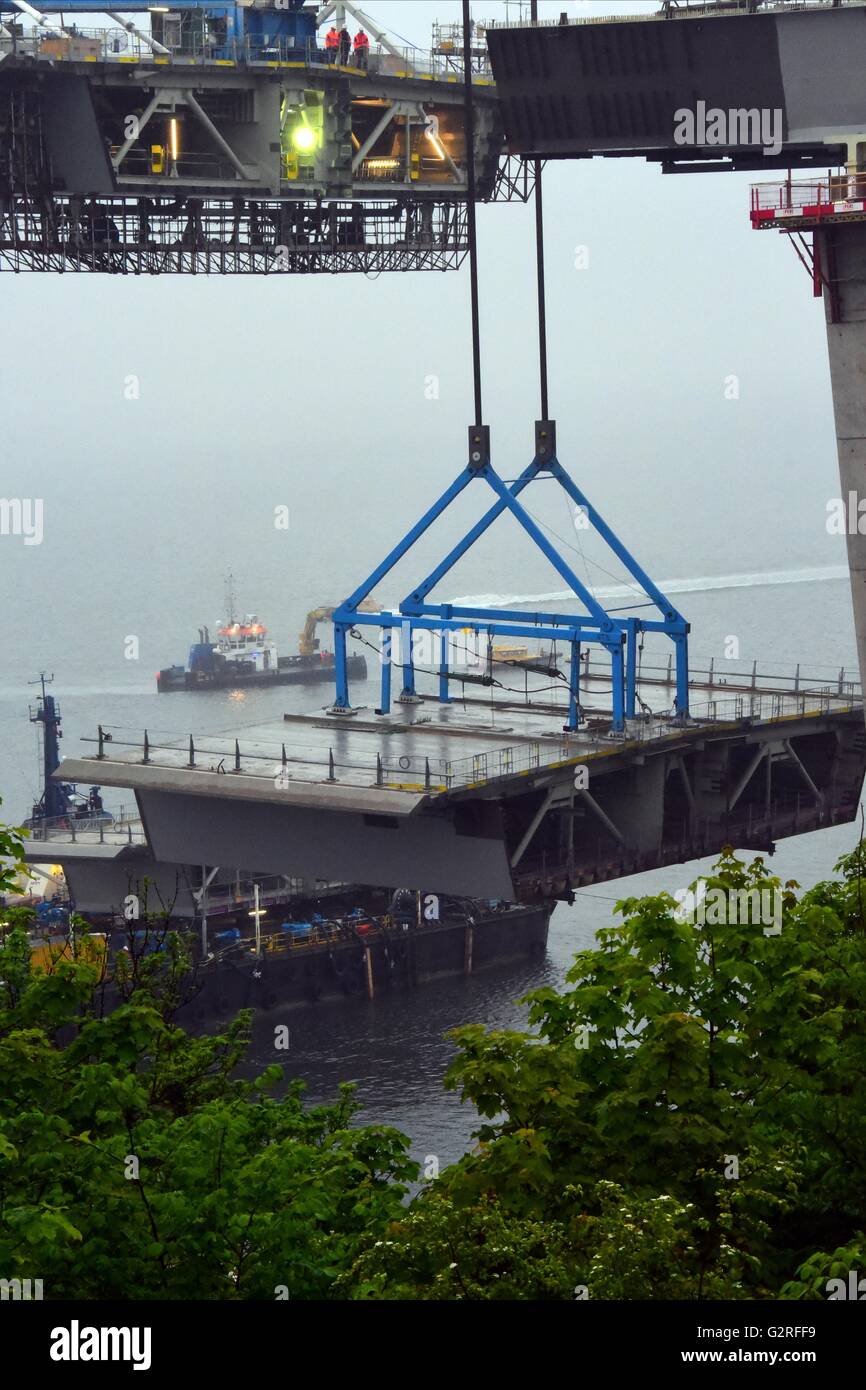 Die endgültige Decksausschnitt Landfall-Viadukt der Nordturm und nördlichen Brückendeck von Queensferry Crossing herstellen einer Stockfoto