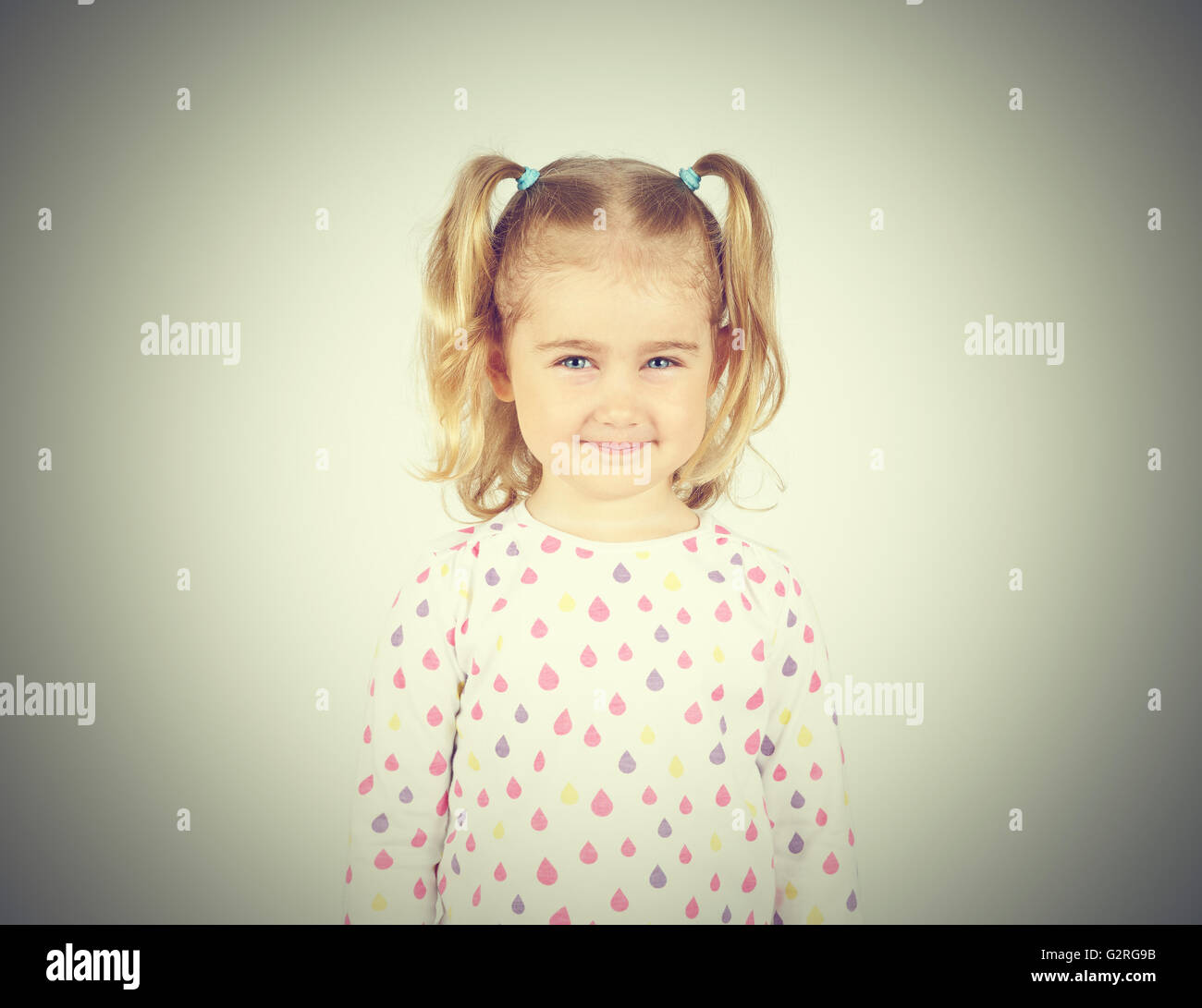 Porträt eines fröhlichen kleinen Mädchens. Kind, vorschulische Bildung. Stockfoto