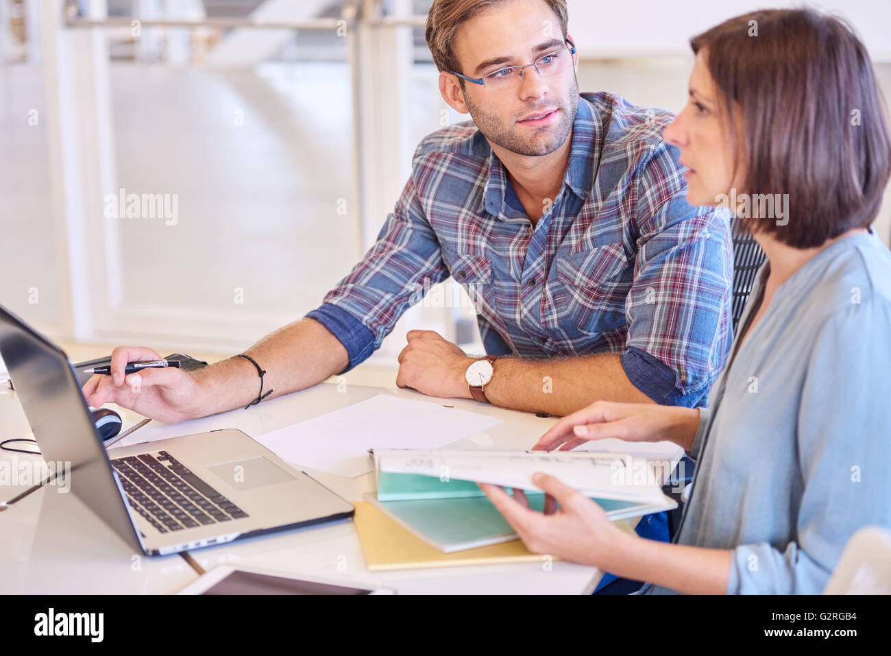 Studentinnen und Studenten, die gemeinsam an einem Projekt arbeiten Stockfoto