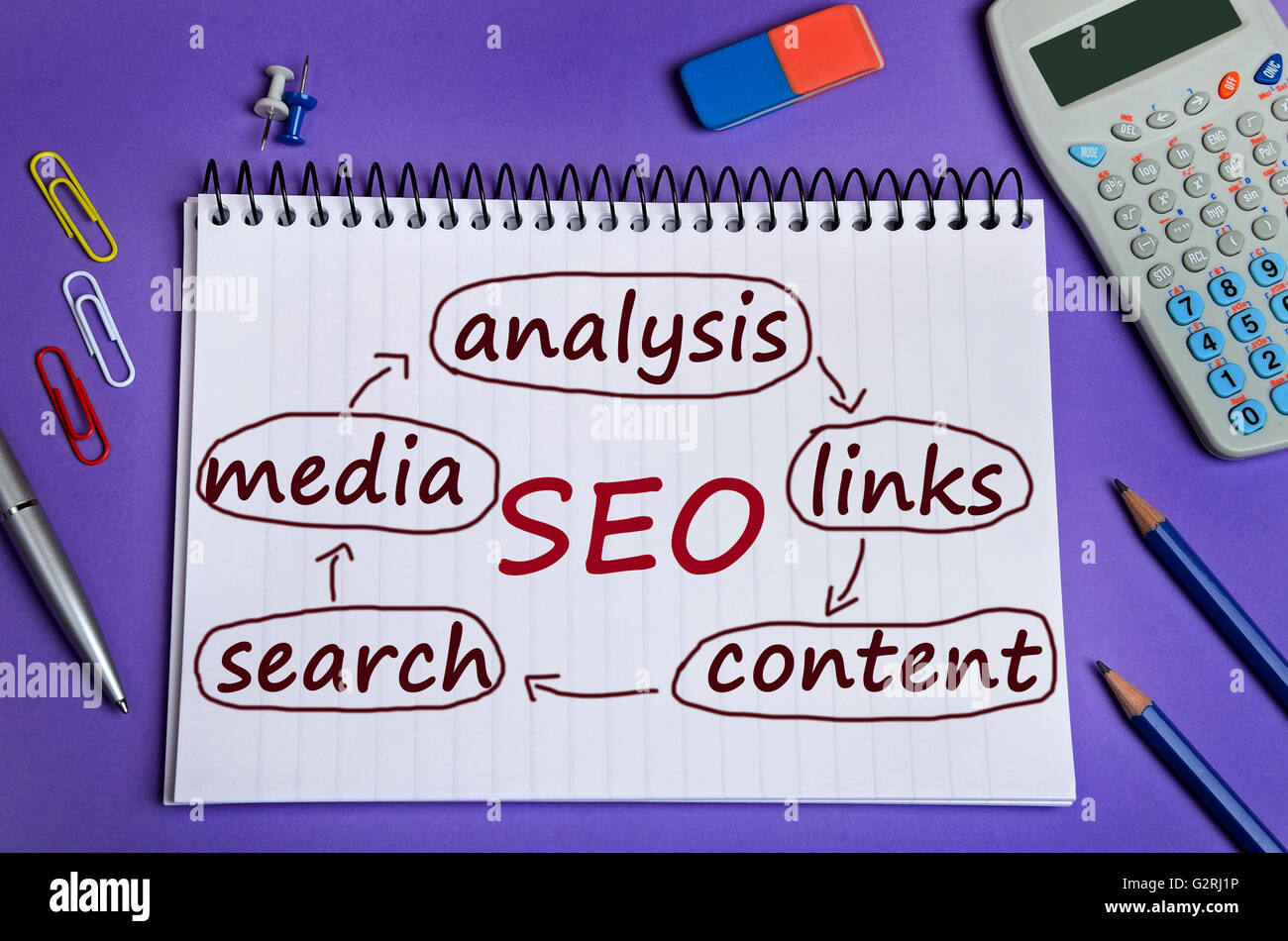 SEO Wort auf Notebook Seite Stockfoto