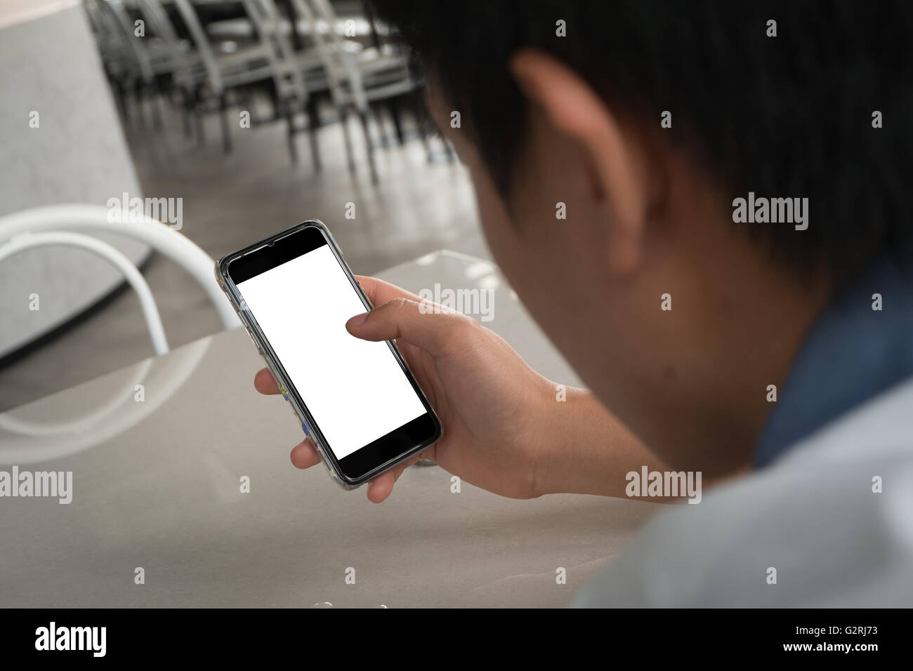 ein Mann Gebrauch Thump Finger Swipe leere Smartphone Touchscreen Stockfoto