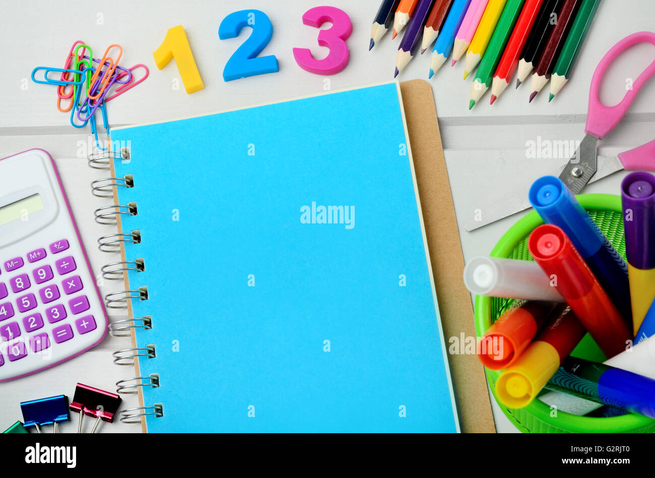 Viele Objekte Schule auf grauem Holztisch Stockfoto