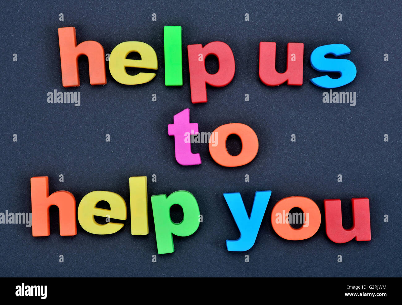 Die Worte helfen uns zu helfen, auf schwarzem Hintergrund Stockfoto