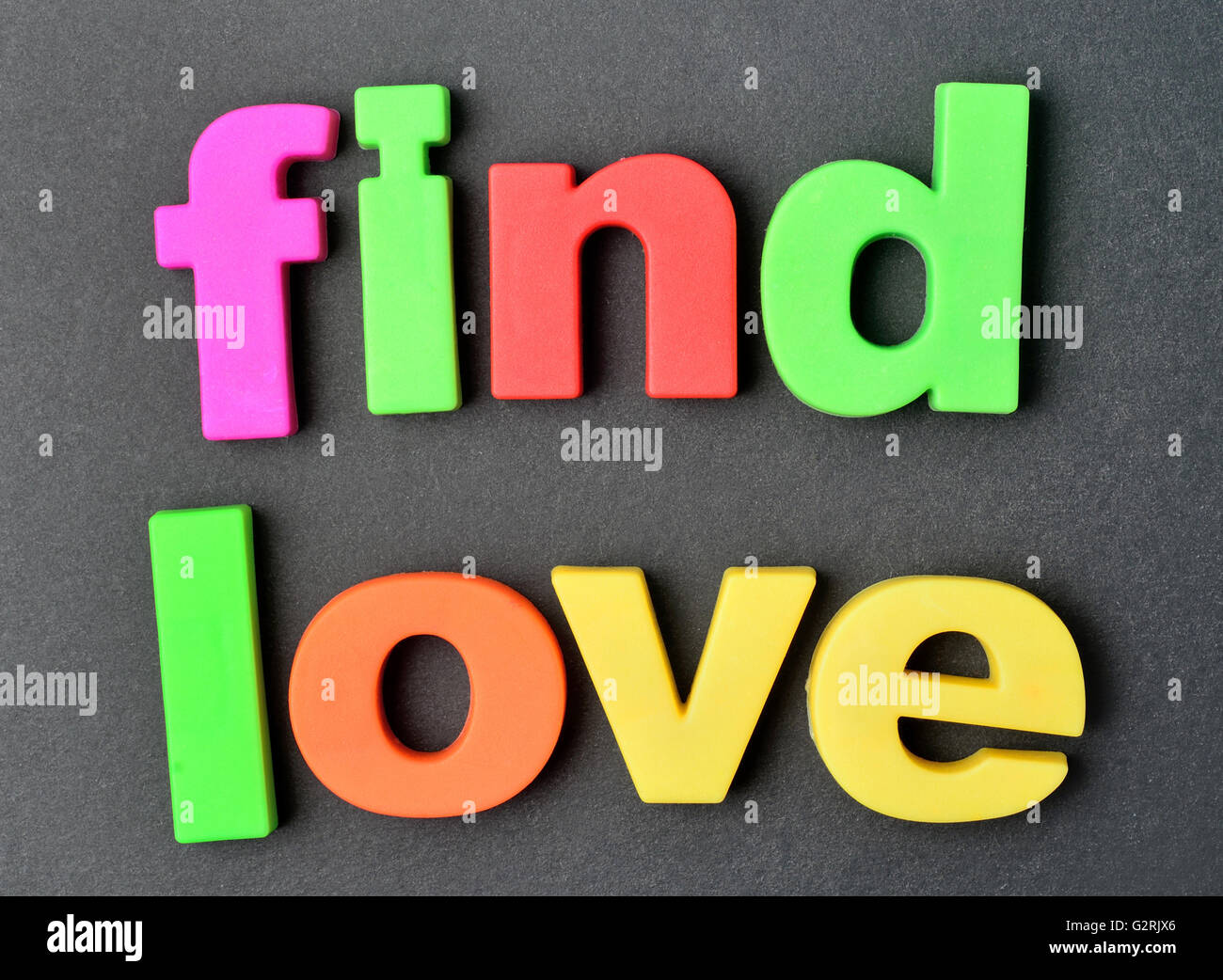 Die Worte finden Liebe auf schwarzem Hintergrund Stockfoto