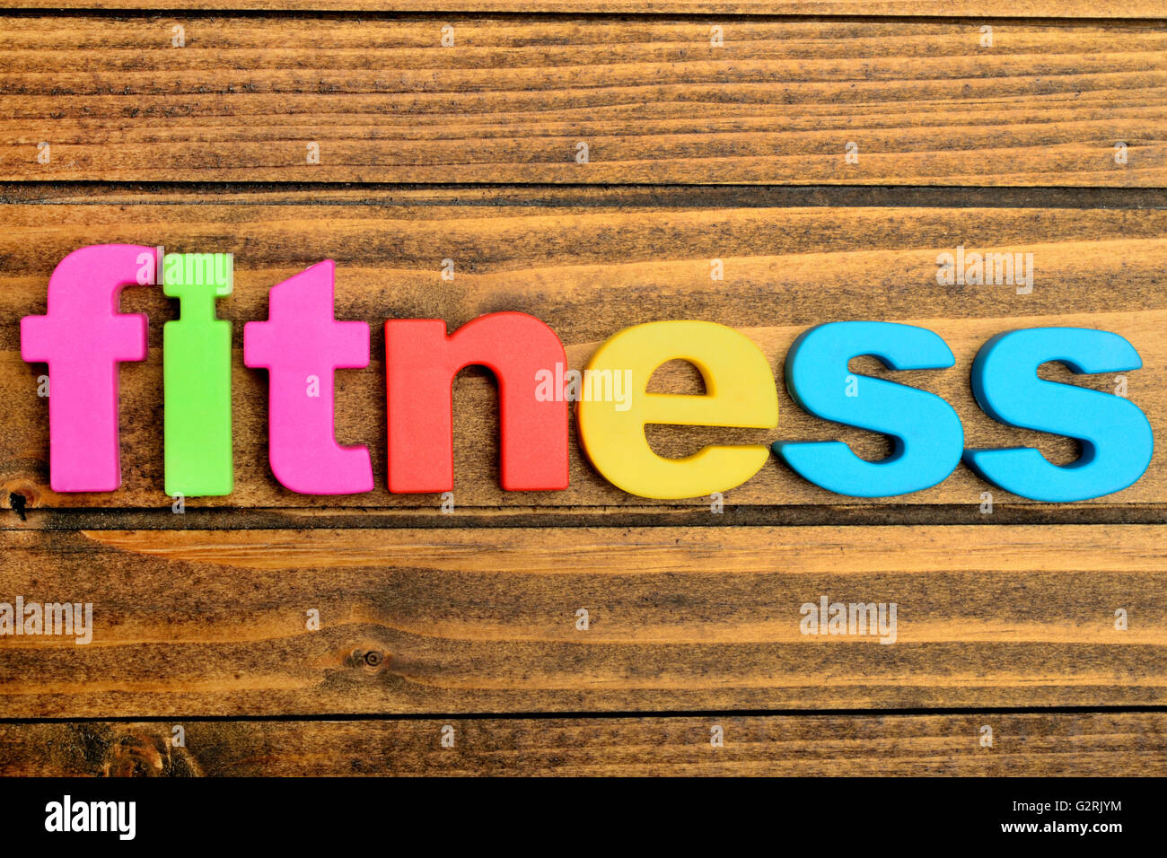 Das Wort Fitness auf Holztisch Stockfoto