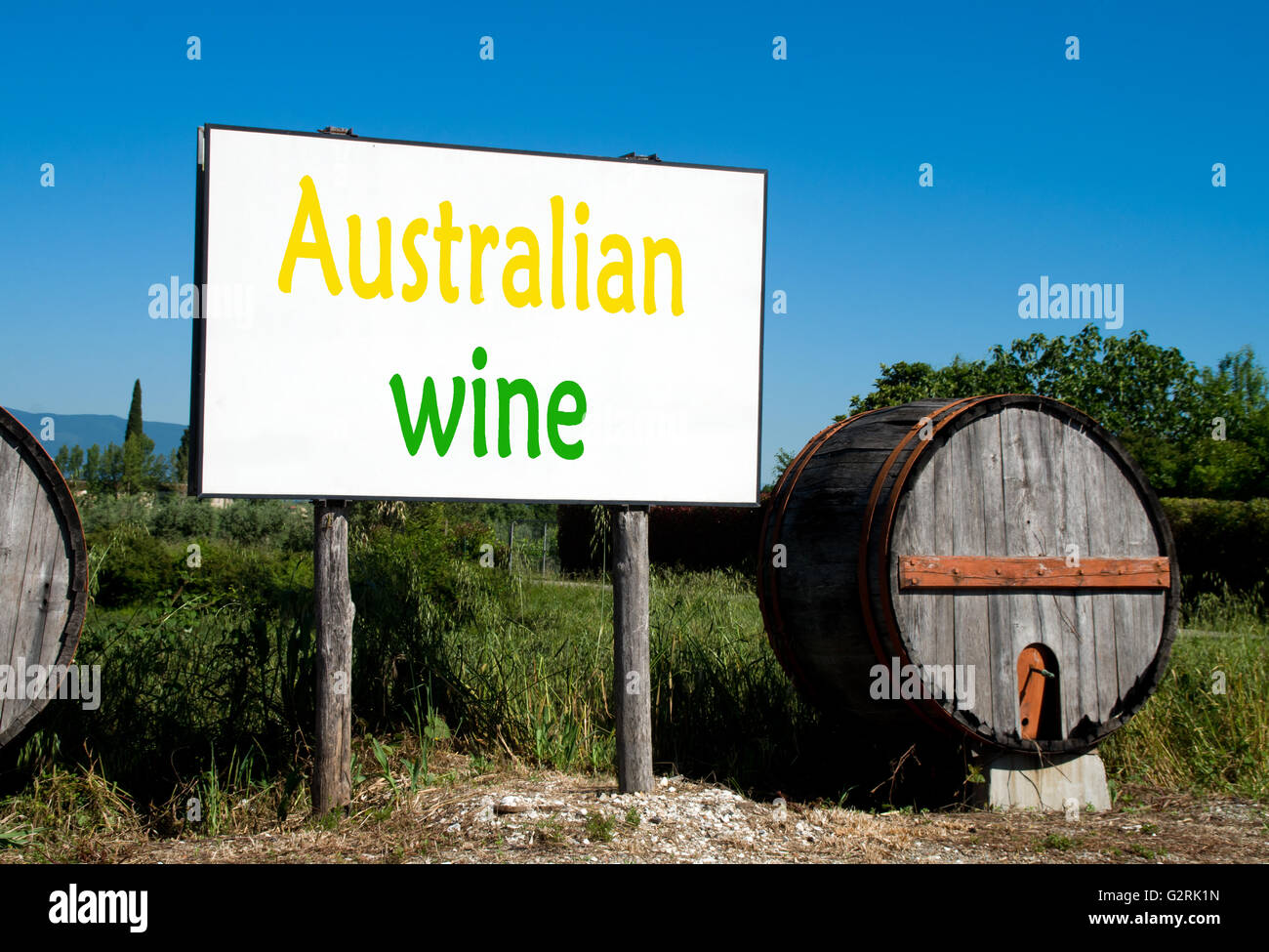 Traditionellen Holzfass mit einem Plakat, das den Verkauf von Wein in der australischen Landschaft wirbt Stockfoto