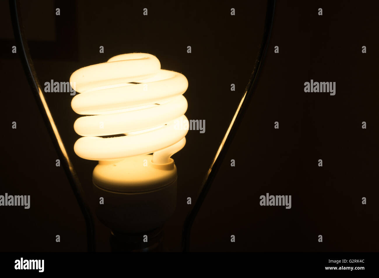Spiral-Lampe schalten Sie Licht an dunklen Ort. Stockfoto