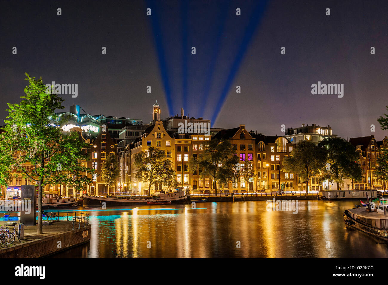 Amsterdam, Niederlande. Eine beeindruckende Nachtansicht der niederländischen Hauptstadt mit seinen berühmten Kanälen, Unesco Weltkulturerbe Stockfoto