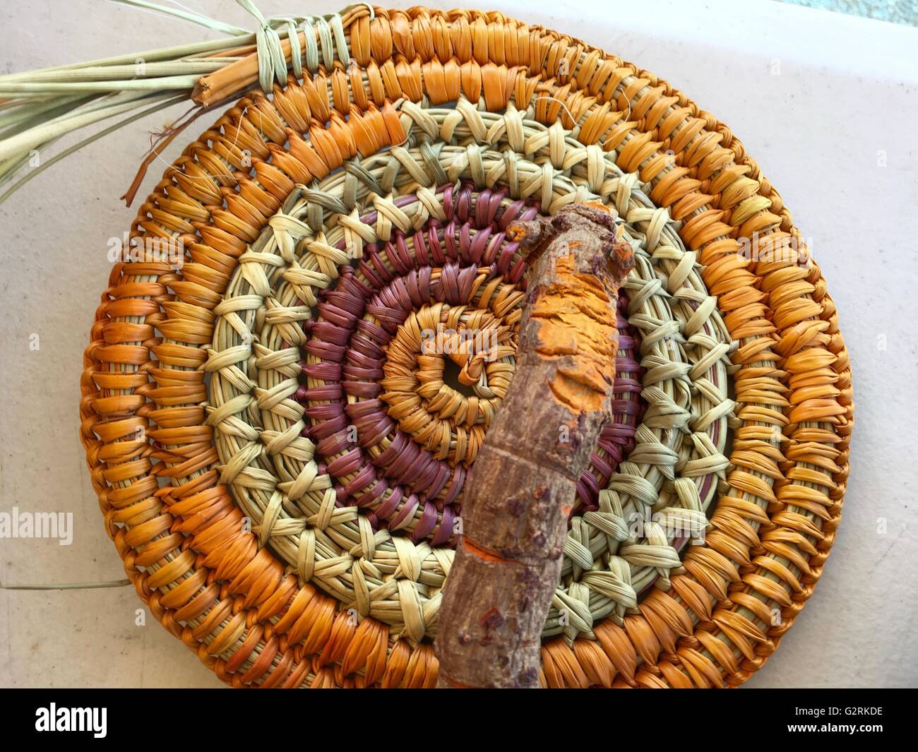 Gelbe Wurzel verwendet, färben die Körbe gemacht von den Aborigines Jawoyn Leuten in der Katherine Gorge, Nitmiluk National Park, Australien Stockfoto