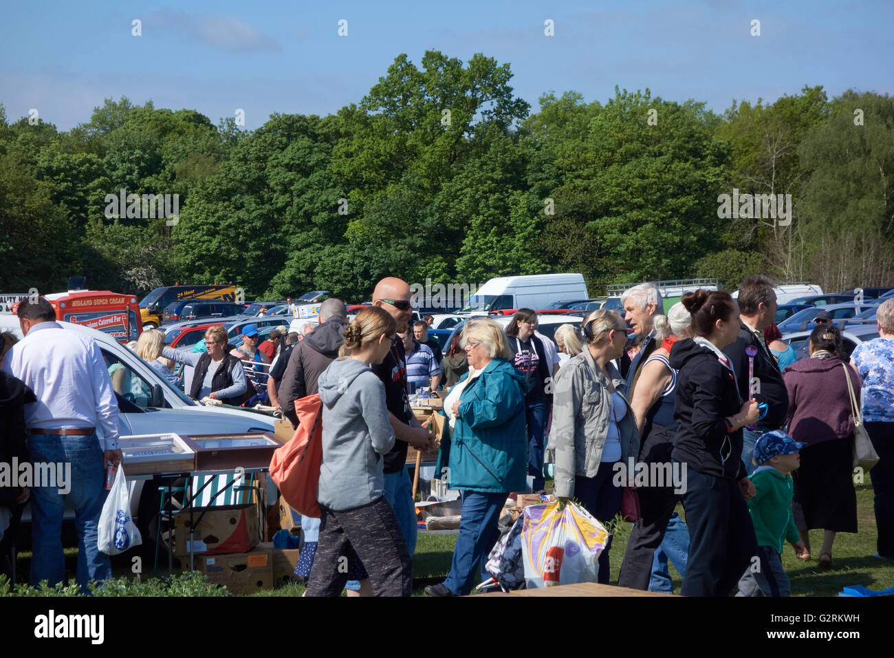 Masse der Käufer bei einem Boot-Verkauf. West Midlands. UK Stockfoto