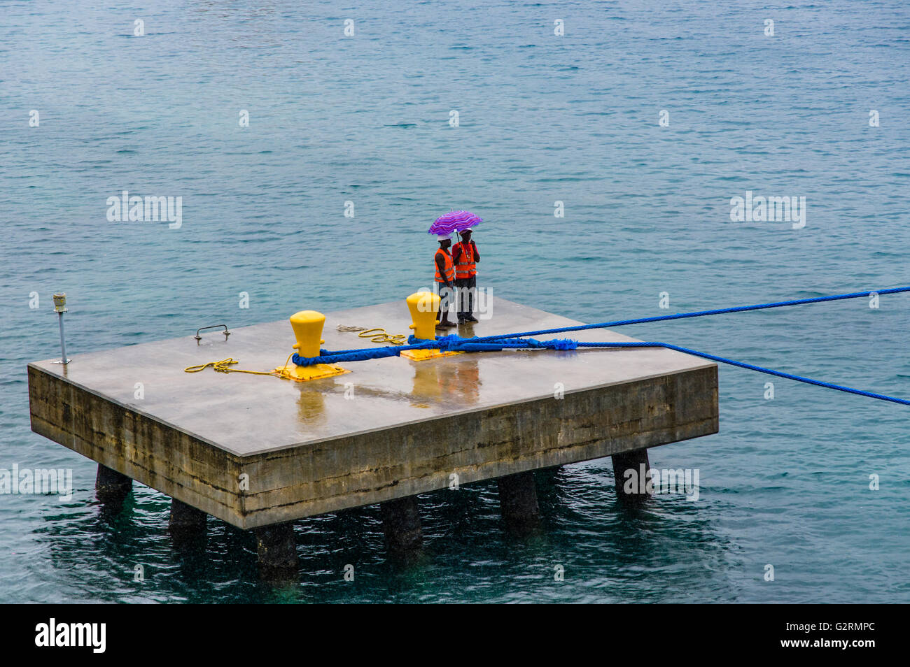 Arbeiter bereiten gerne ein Kreuzfahrtschiff Andocken am Hafen von Roatan, Roatan, Honduras Stockfoto