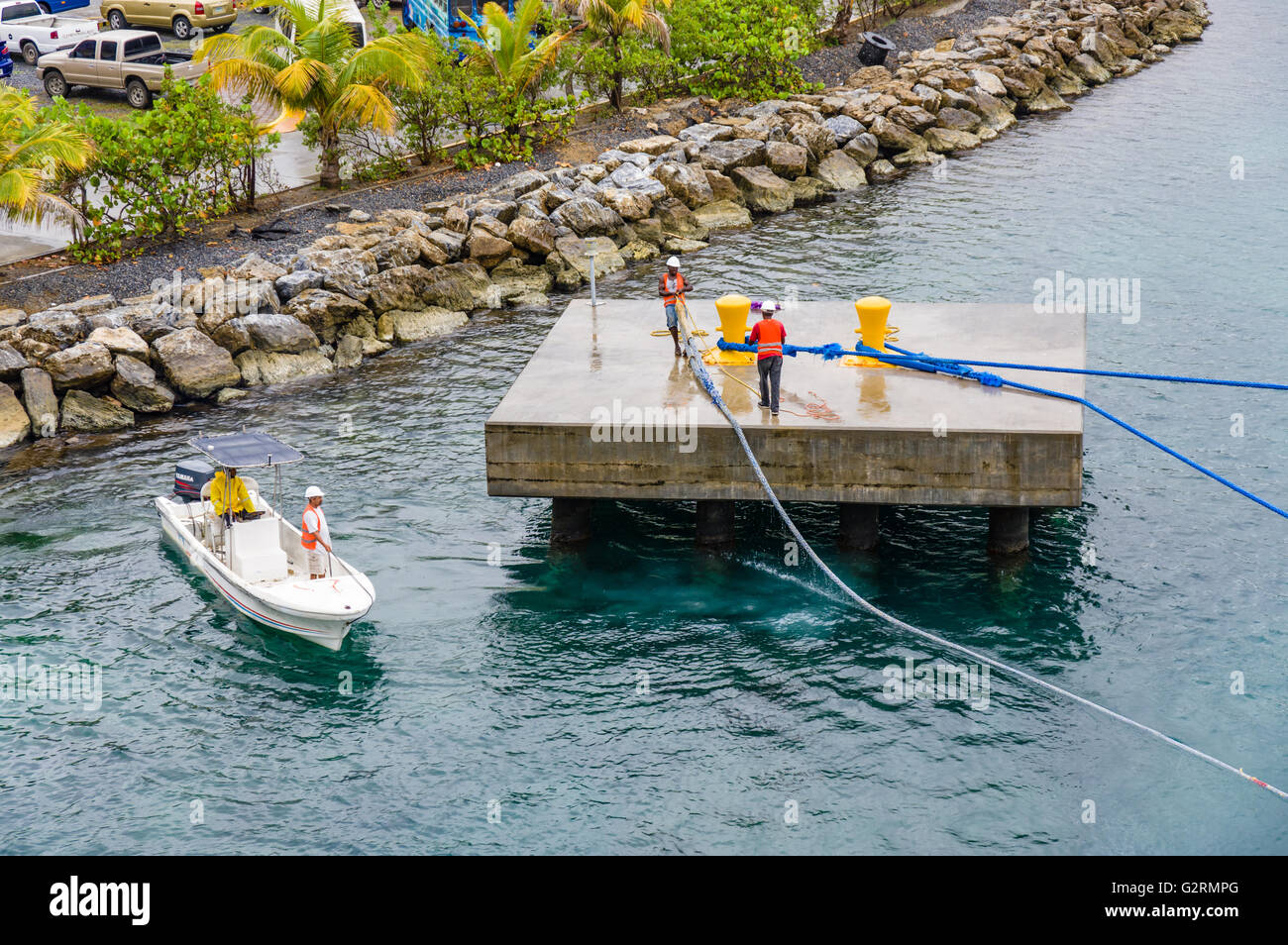 Arbeiter bereiten gerne ein Kreuzfahrtschiff Andocken am Hafen von Roatan, Roatan, Honduras Stockfoto