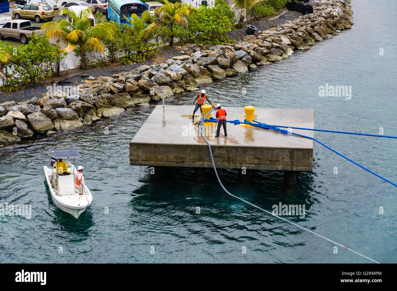 Arbeiter bereiten gerne ein Kreuzfahrtschiff Andocken am Hafen von Roatan, Roatan, Honduras Stockfoto
