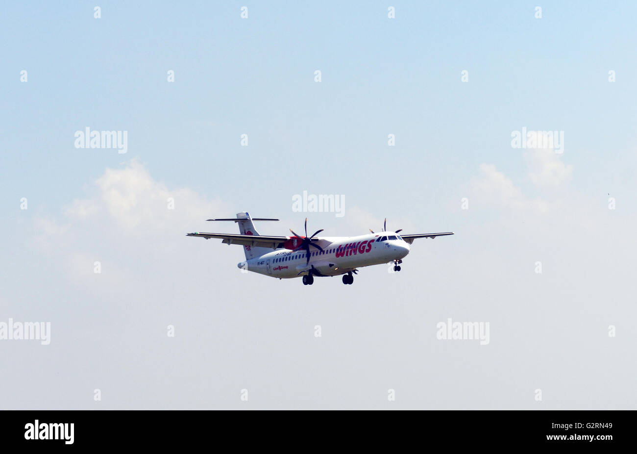 Wings Air Atr 72-500 Landung in Surabaya Flughafen. Stockfoto