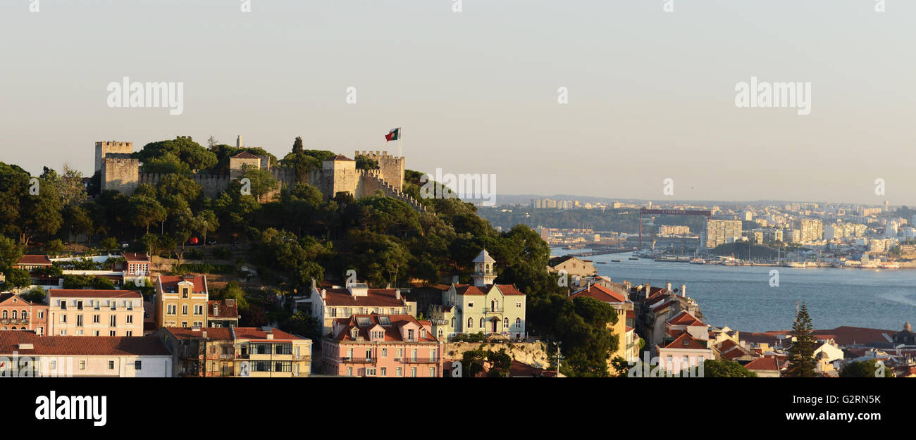 Ein Blick auf die St.-Georgs Burg und den Fluss Tejo dahinter. Stockfoto