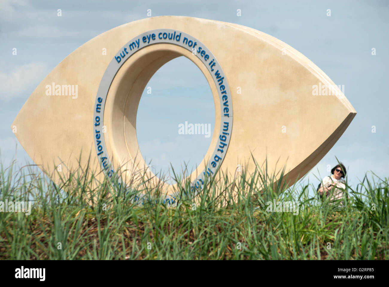 "Das Auge" des Bildhauers Stephen Broadbent, Littlehaven Promenade, South Shields Stockfoto