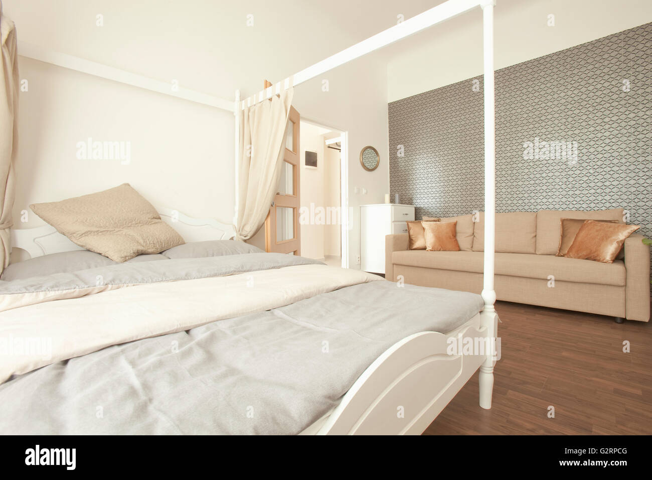 Ferienwohnung Interieur - Schlafzimmer mit Himmelbett. Stockfoto
