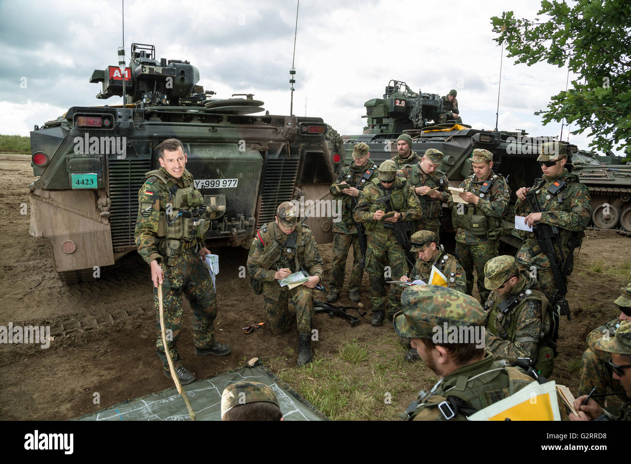 Gardelegen, Deutschland, eine Mechanisierte Infanterie Firma briefing Stockfoto