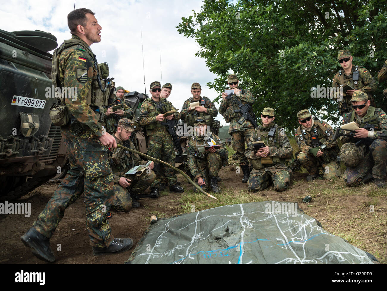 Gardelegen, Deutschland, eine Mechanisierte Infanterie Firma briefing Stockfoto
