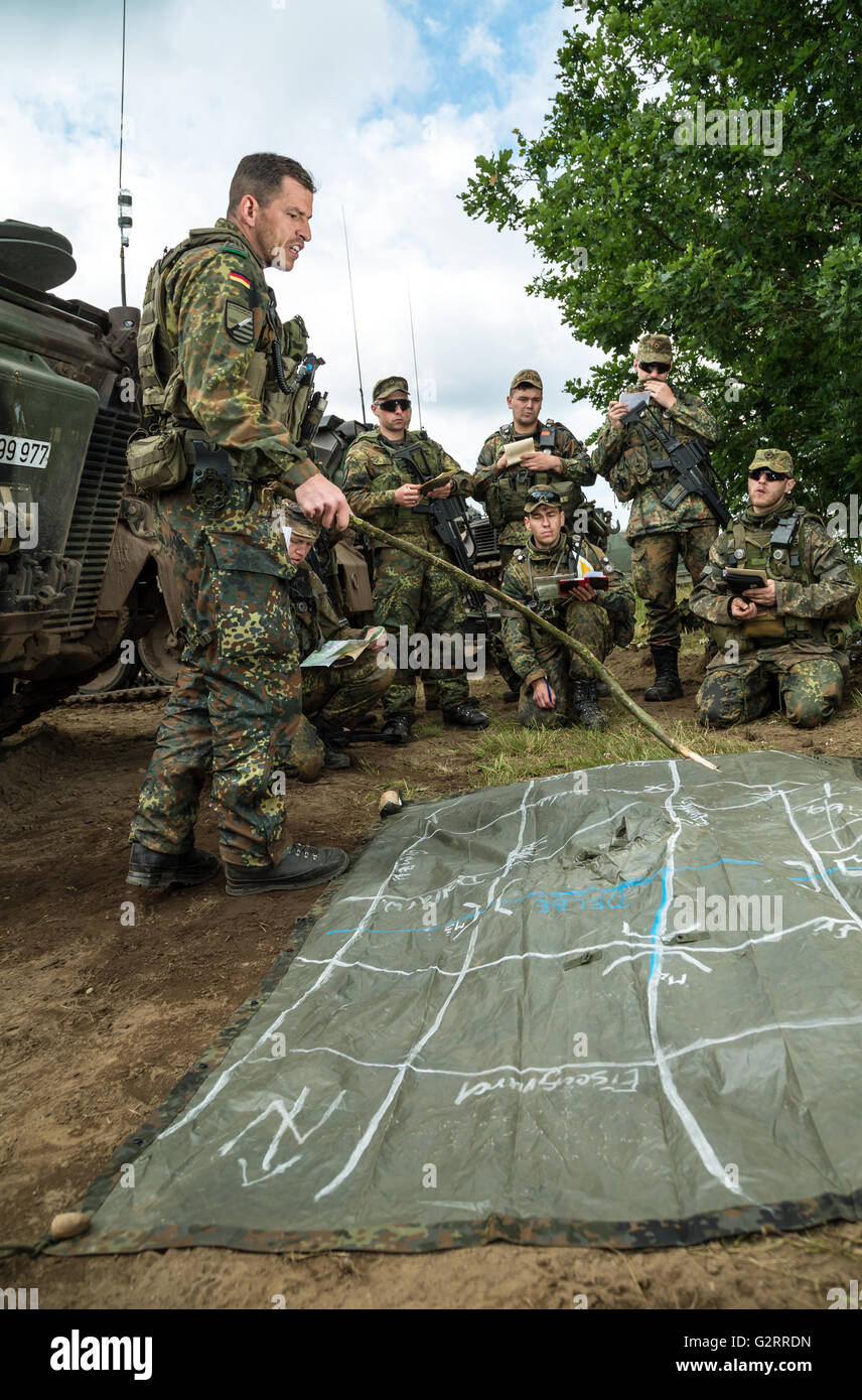 Gardelegen, Deutschland, eine Mechanisierte Infanterie Firma briefing Stockfoto