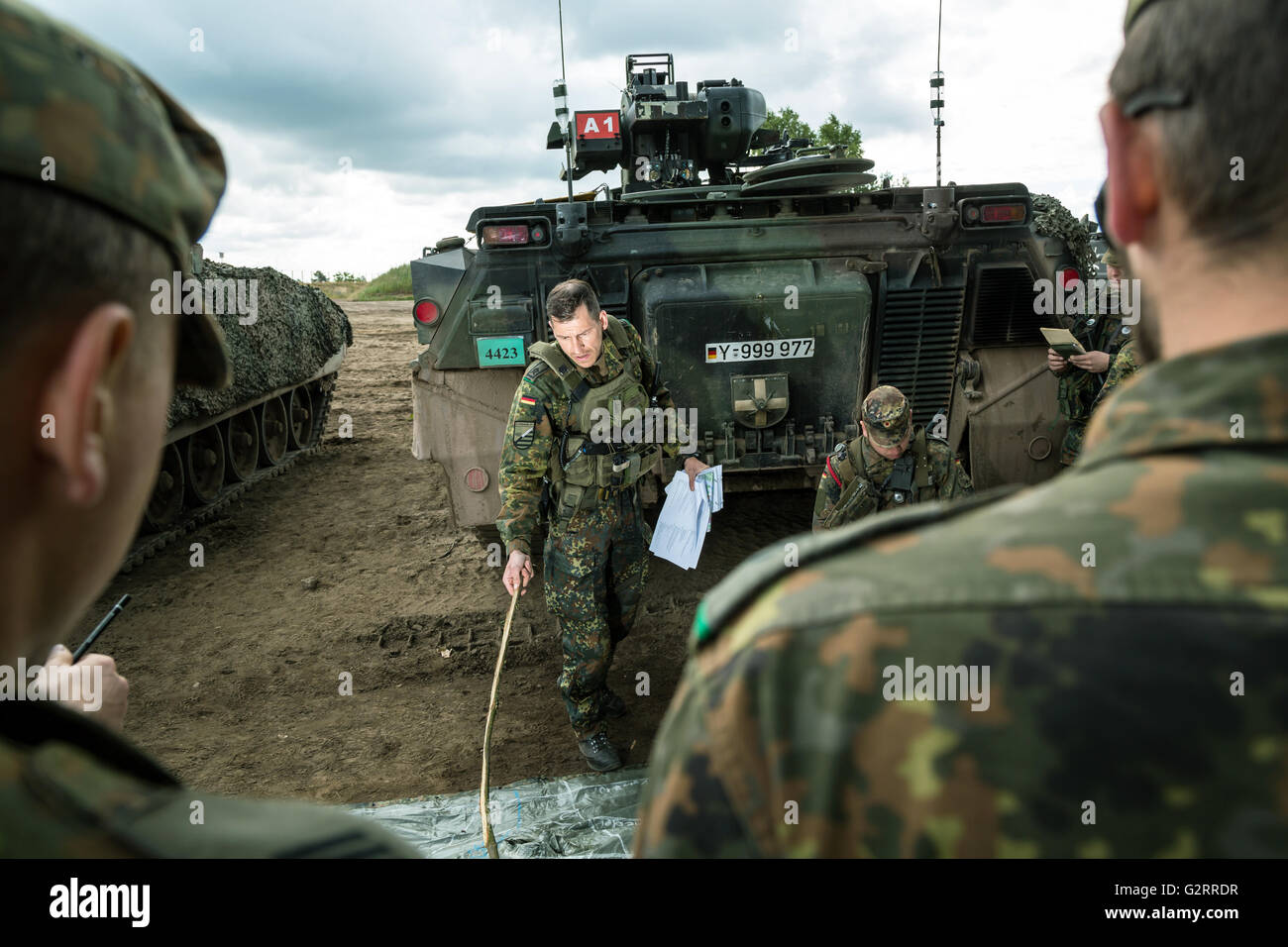 Gardelegen, Deutschland, eine Mechanisierte Infanterie Firma briefing Stockfoto