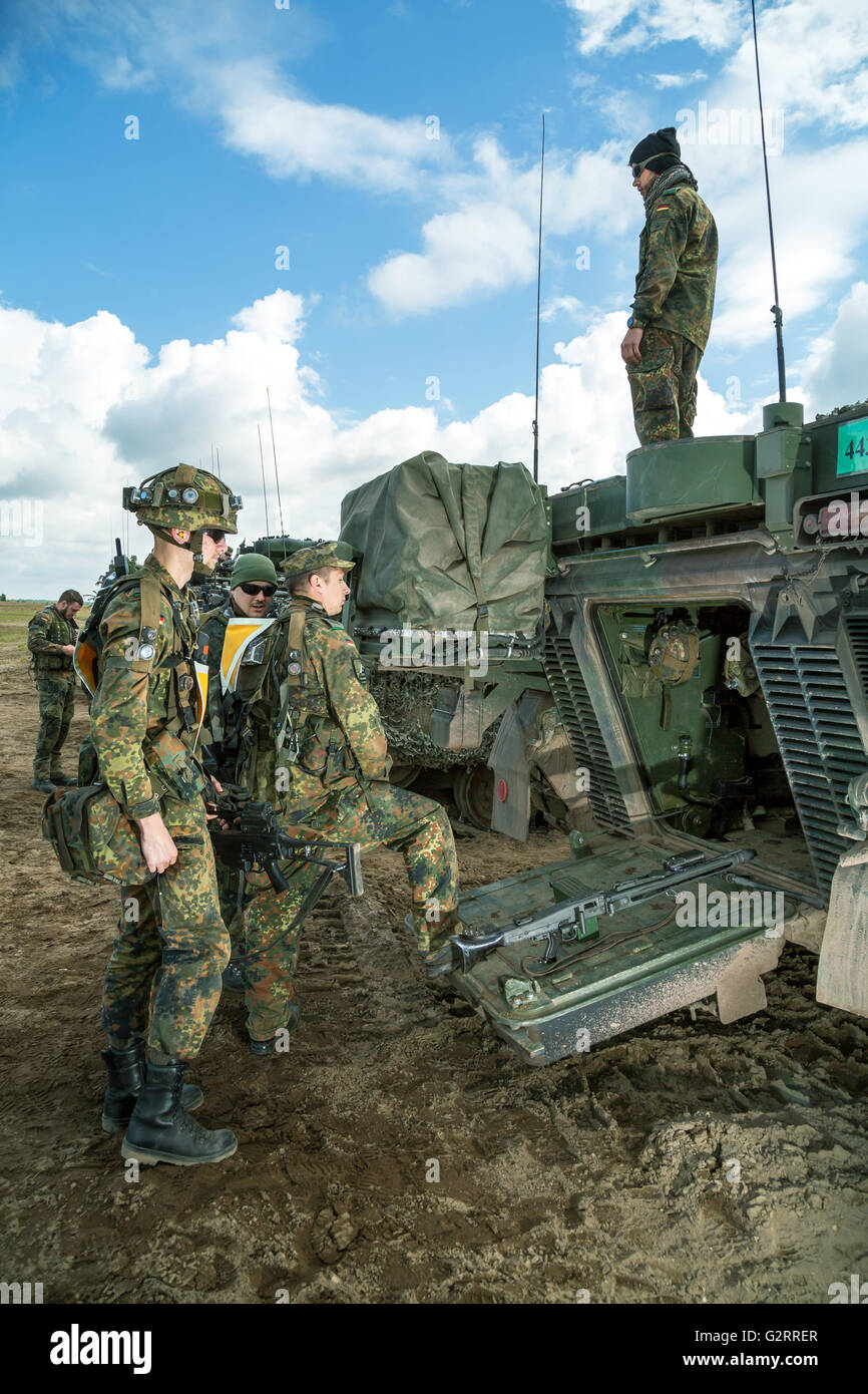Gardelegen, Deutschland, Panzer Grenadier-Kompanie in einer Praxis auf dem Truppenübungsplatz Altmark Stockfoto