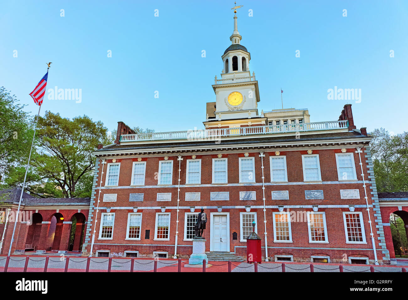 Independence Hall in Chestnut Street in Philadelphia, Pennsylvania, USA, am Abend. Es ist der Ort, wo die US-Verfassung und der Unabhängigkeitserklärung angenommen wurden. Stockfoto