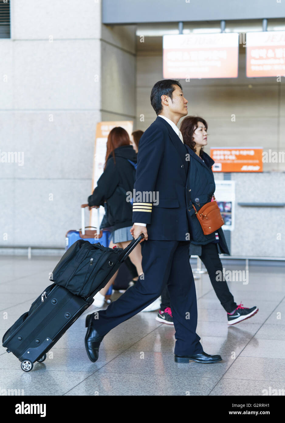 Incheon, Südkorea - 15. Februar 2016: Asian Korean air Flug Steward am Incheon International Airport. Es ist eines der weltweit größten und verkehrsreichsten Flughäfen. Stockfoto