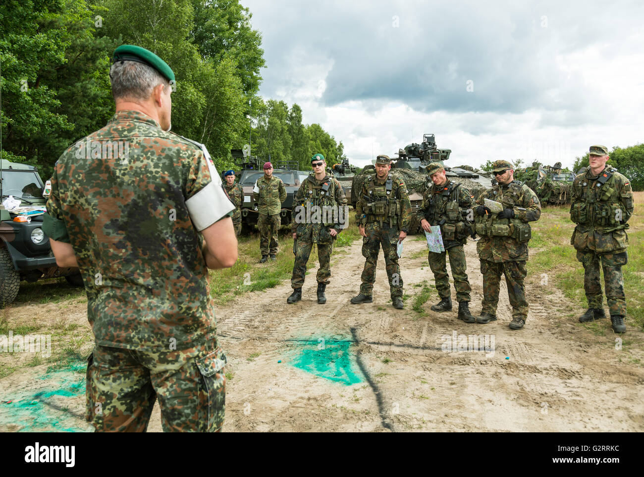 Gardelegen, Deutschland, eine Mechanisierte Infanterie Firma briefing Stockfoto