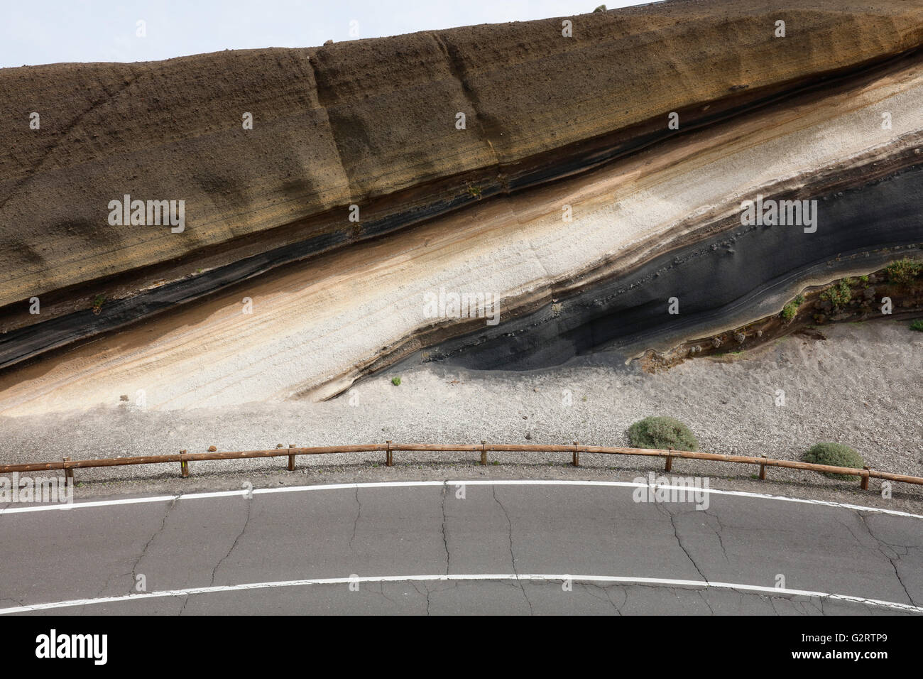 Mirador la Tarta (die Kuchen) im Teide-Nationalpark zeigt Straßenübergänge von Basaltschichten und weißen Pumis verschiedener Vulkanausbrüche. Stockfoto