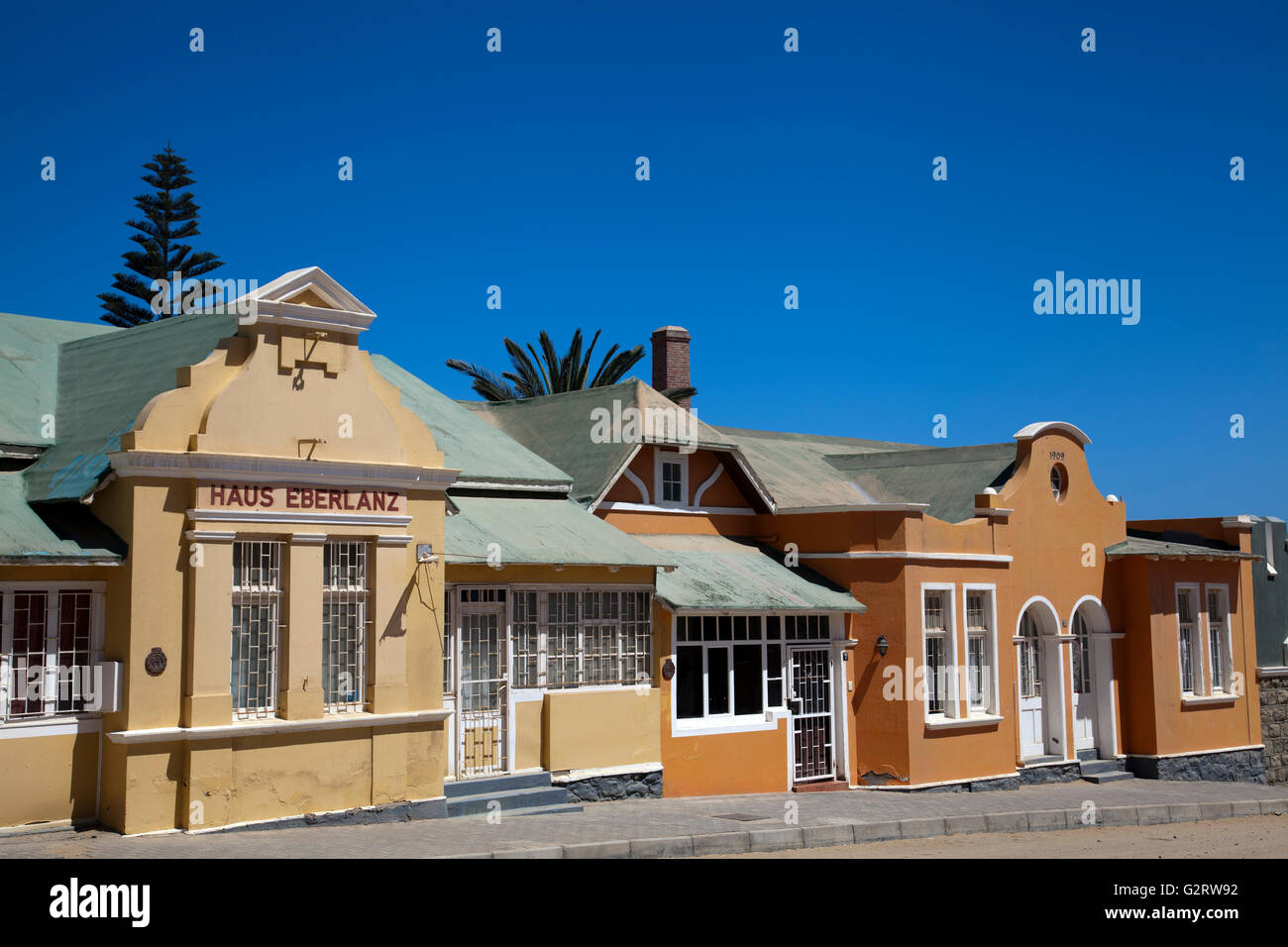 Haus Eberlanz und Häuser am Berg Straße in Lüderitz, Namibia Stockfoto