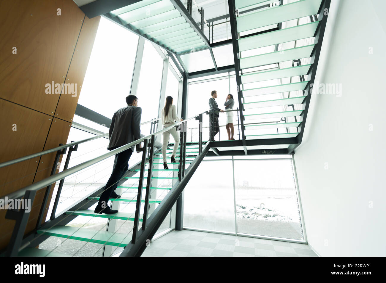 Geschäftsleute im Umlauf auf der Treppe im Büro Stockfoto